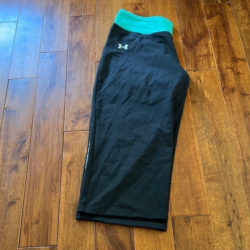 Under Armour short Capri Leggings teal band